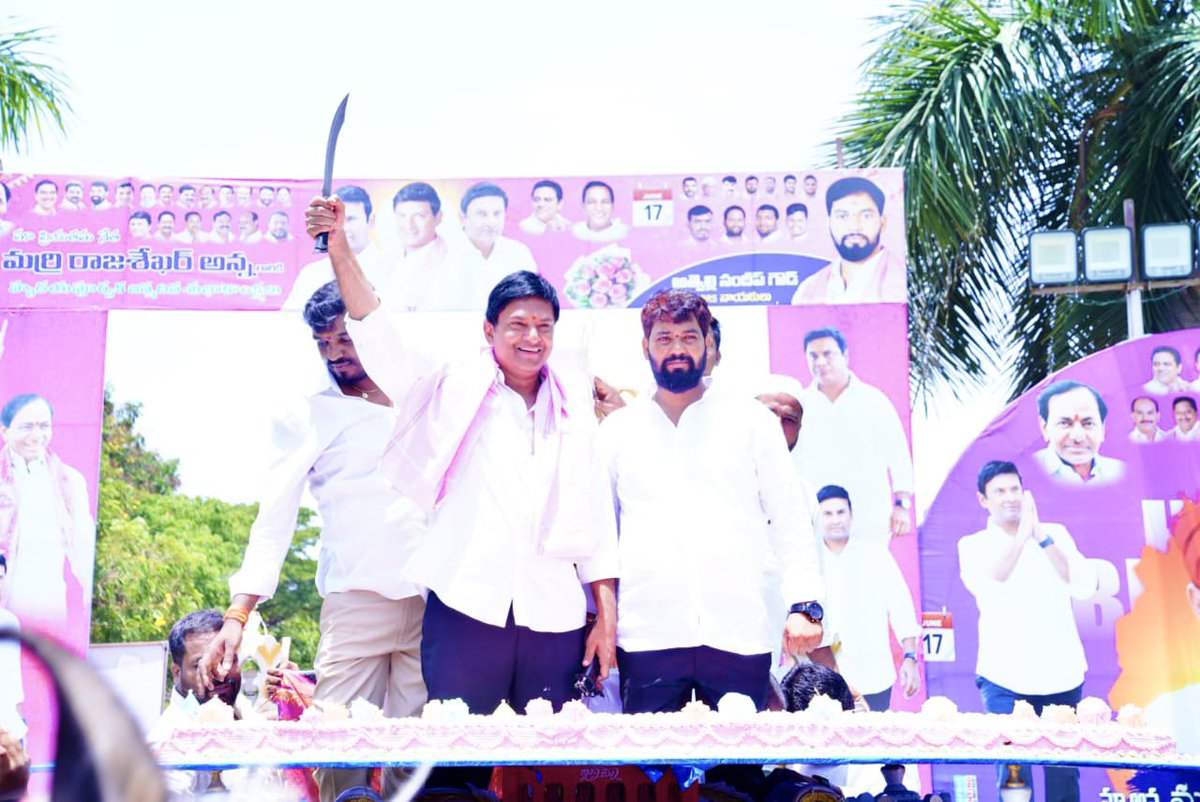 trssandeepgoud's tweet photo. డైనమిక్ ఎమ్మెల్యే,
డాషింగ్ నిర్ణయాలు,
#మల్కాజిగిరి అభివృద్ధి పట్ల ఒక్క పక్క ప్రణాళిక,
పార్టీ కార్యకర్తల పట్ల అపారమైన ప్రేమ కనబరుస్తు..
మా అన్న మల్కాజిగిరి ఎమ్మెల్యే@MarriRajasekar గారికి జన్మదిన శుభాకాంక్షలు🎂💐 https://t.co/qloBdNscpp