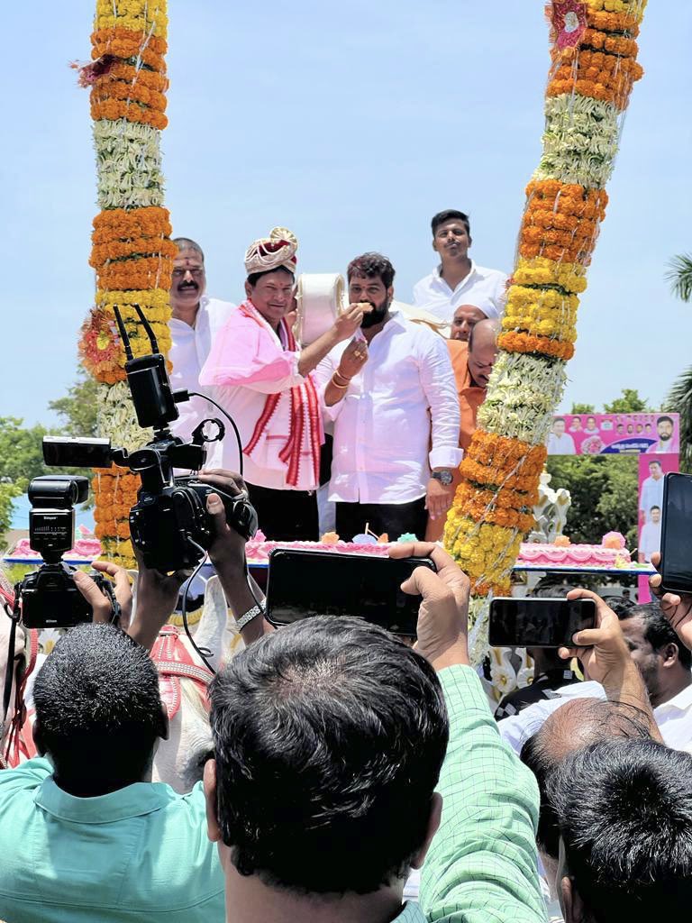 trssandeepgoud's tweet photo. డైనమిక్ ఎమ్మెల్యే,
డాషింగ్ నిర్ణయాలు,
#మల్కాజిగిరి అభివృద్ధి పట్ల ఒక్క పక్క ప్రణాళిక,
పార్టీ కార్యకర్తల పట్ల అపారమైన ప్రేమ కనబరుస్తు..
మా అన్న మల్కాజిగిరి ఎమ్మెల్యే@MarriRajasekar గారికి జన్మదిన శుభాకాంక్షలు🎂💐 https://t.co/qloBdNscpp
