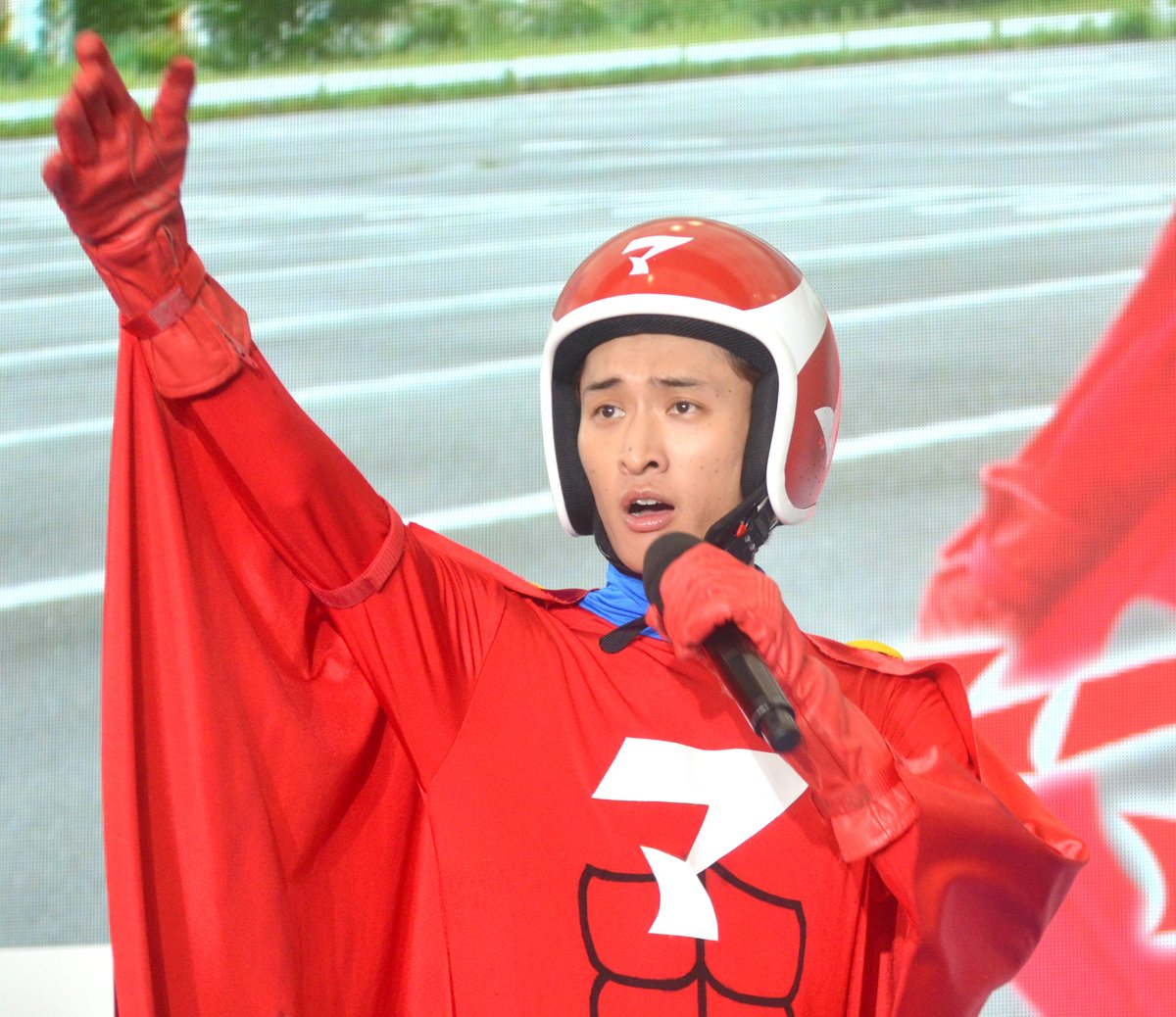 マッサマン》Snow Man向井康二、 3.5メートルの巨大マッサマン像に驚き