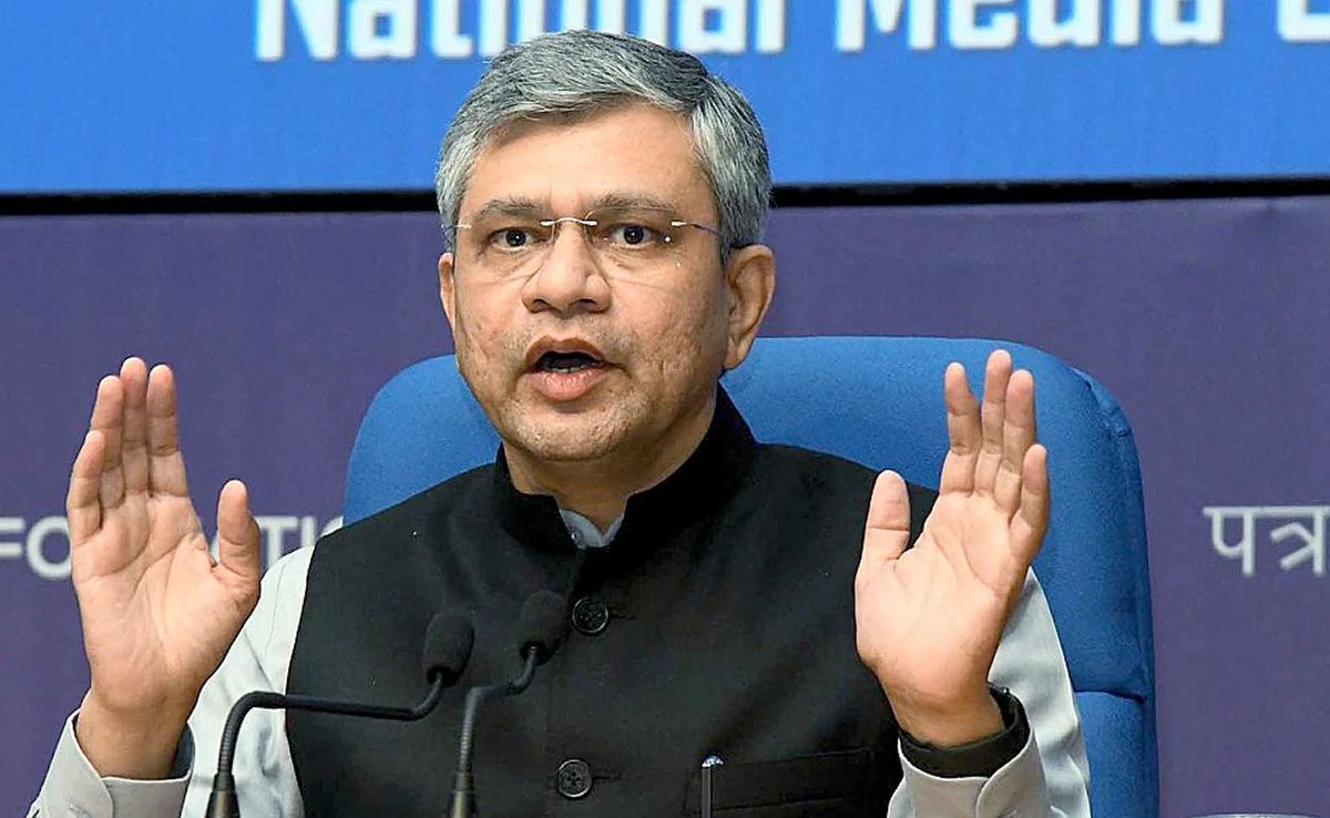 SurrbhiM's tweet photo. If you have to do one thing today then ask the Railway minister @AshwiniVaishnaw  resignation .

When will he resign? He is the most unfit minister to handle railway .

#TrainAccident #WestBengal https://t.co/KEvNSoTwUi