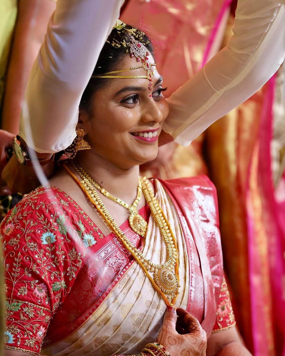 Rena_Makeup's tweet photo. Unveiling our latest bridal makeover! Radiant beauty, flawless finish, and unforgettable moments. Every bride deserves to shine on her special day. 💍✨ #BridalMakeover #WeddingGlam #BridalBeauty #MakeupMagic #BrideGoals #GlamBride #WeddingInspiration https://t.co/XDG1drq3k2