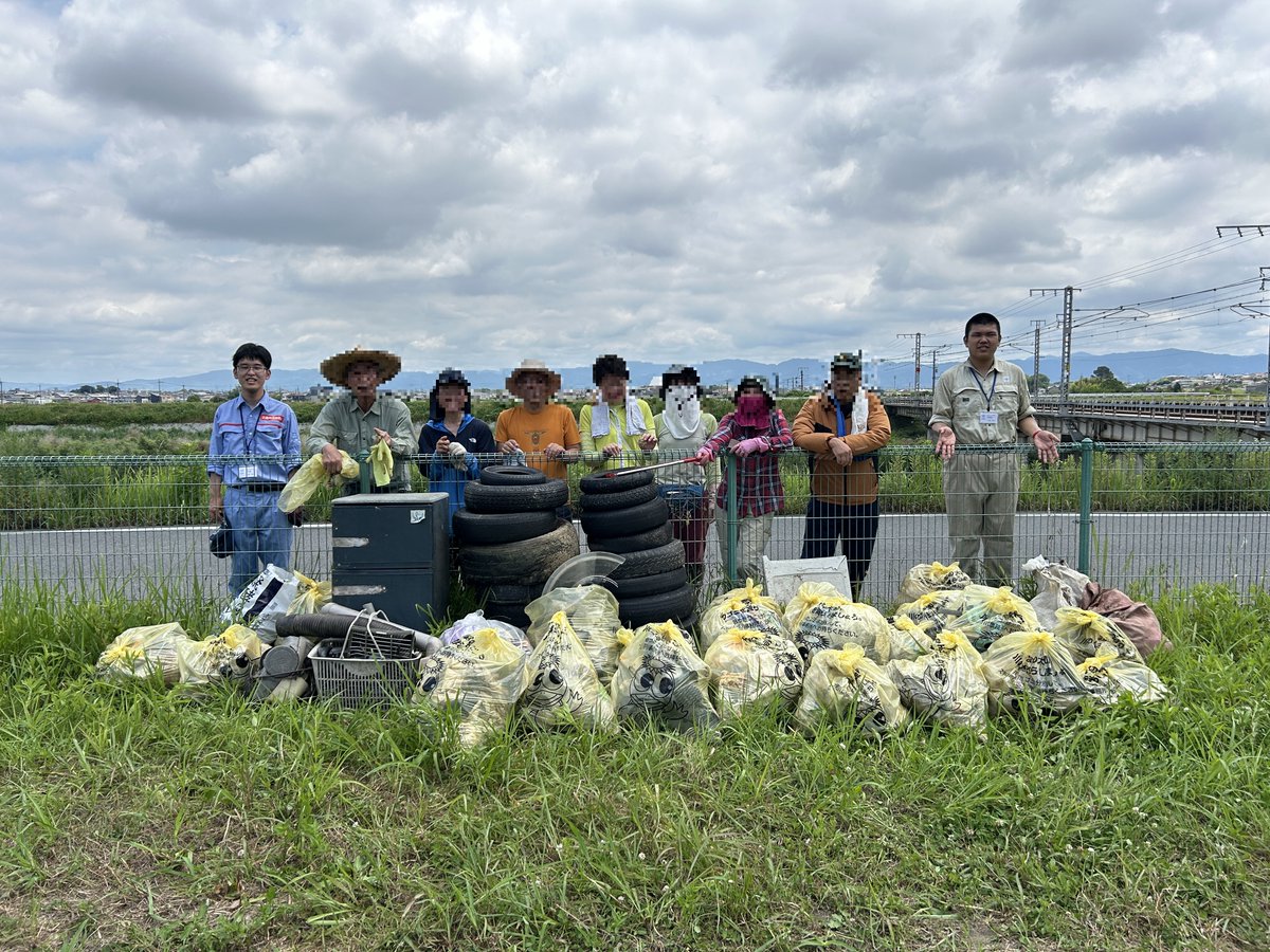 mlit_yamato's tweet image. ６月１６日、大和川河川事務所では、日頃から ＃Pirika に投稿していただいている皆さんと一緒にゴミ拾い活動を行いました。
大和川のゴミ袋も活用し、約1時間半で24袋のゴミを拾いました。
今後も大和川のゴミを減らす活動を続けていきます！
＃大和川河川事務所