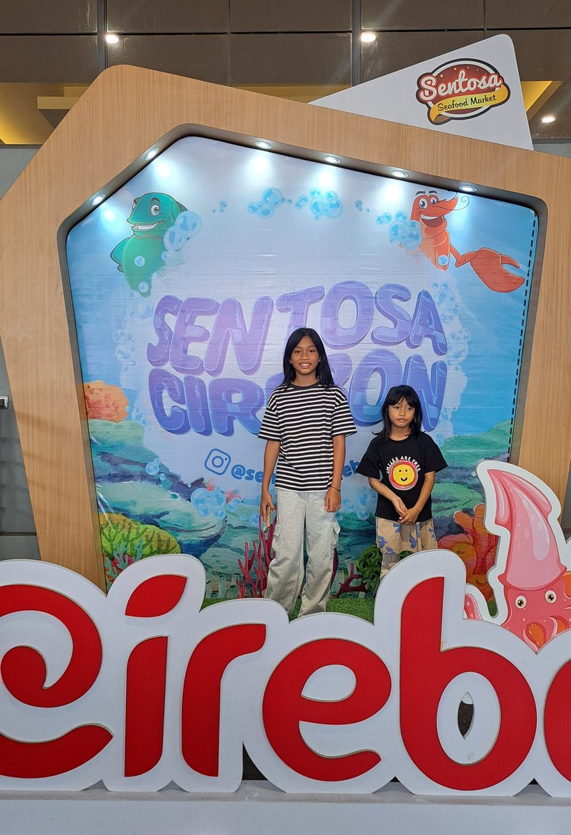 BRivai's tweet photo. Happy eid for all Aubrey and Arsyila's friends @OakgrovePri https://t.co/wICCXUz7UW