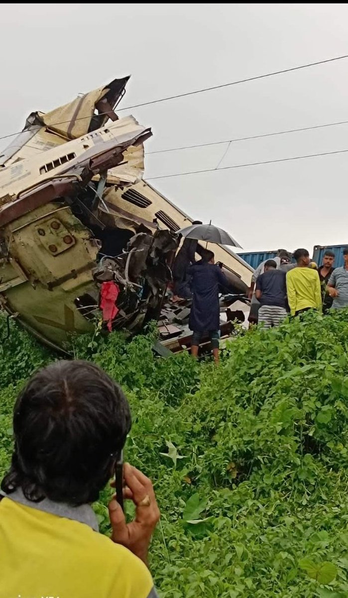 bshek14's tweet photo. #TrainAccident
West Bengal के दार्जिलिंग में बड़ा ट्रेन हादसा!

मालगाड़ी की कंचनजंगा एक्सप्रेस से टक्कर हो गई!

5 लोगों की मौत की खबर है, वहीं 30 लोग घायल बताए जा रहे है!

बार बार रेल हादसा क्यों हो रहा है??
किसकी लापरवाही से हो रहा है?? https://t.co/I6h2Qh9nLl