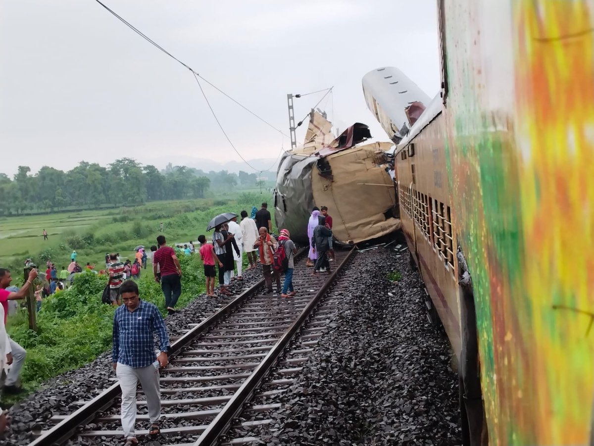 bshek14's tweet photo. #TrainAccident
West Bengal के दार्जिलिंग में बड़ा ट्रेन हादसा!

मालगाड़ी की कंचनजंगा एक्सप्रेस से टक्कर हो गई!

5 लोगों की मौत की खबर है, वहीं 30 लोग घायल बताए जा रहे है!

बार बार रेल हादसा क्यों हो रहा है??
किसकी लापरवाही से हो रहा है?? https://t.co/I6h2Qh9nLl