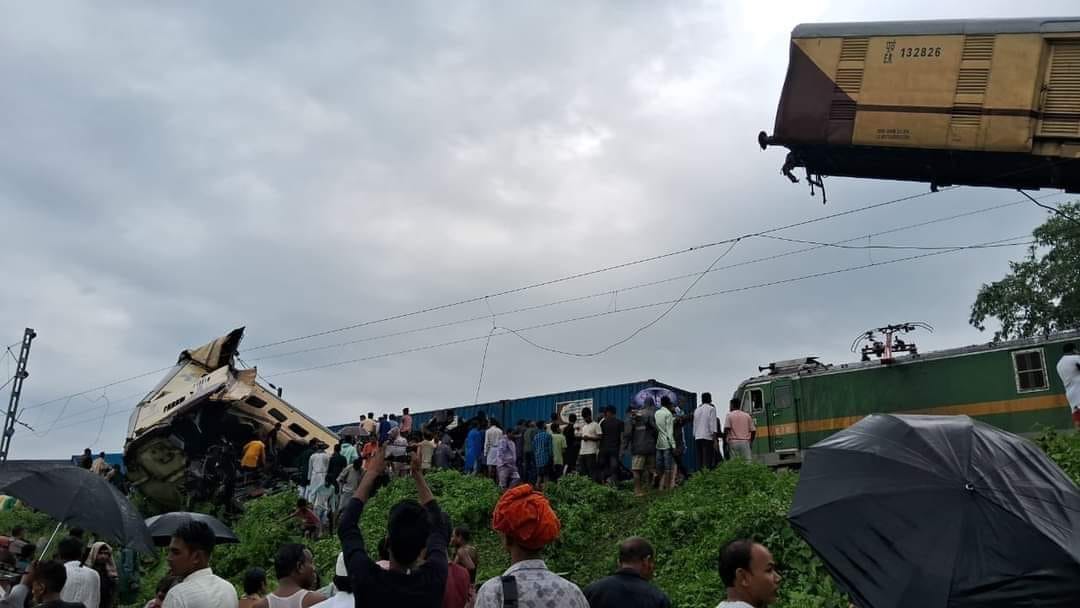 bshek14's tweet photo. #TrainAccident
West Bengal के दार्जिलिंग में बड़ा ट्रेन हादसा!

मालगाड़ी की कंचनजंगा एक्सप्रेस से टक्कर हो गई!

5 लोगों की मौत की खबर है, वहीं 30 लोग घायल बताए जा रहे है!

बार बार रेल हादसा क्यों हो रहा है??
किसकी लापरवाही से हो रहा है?? https://t.co/I6h2Qh9nLl