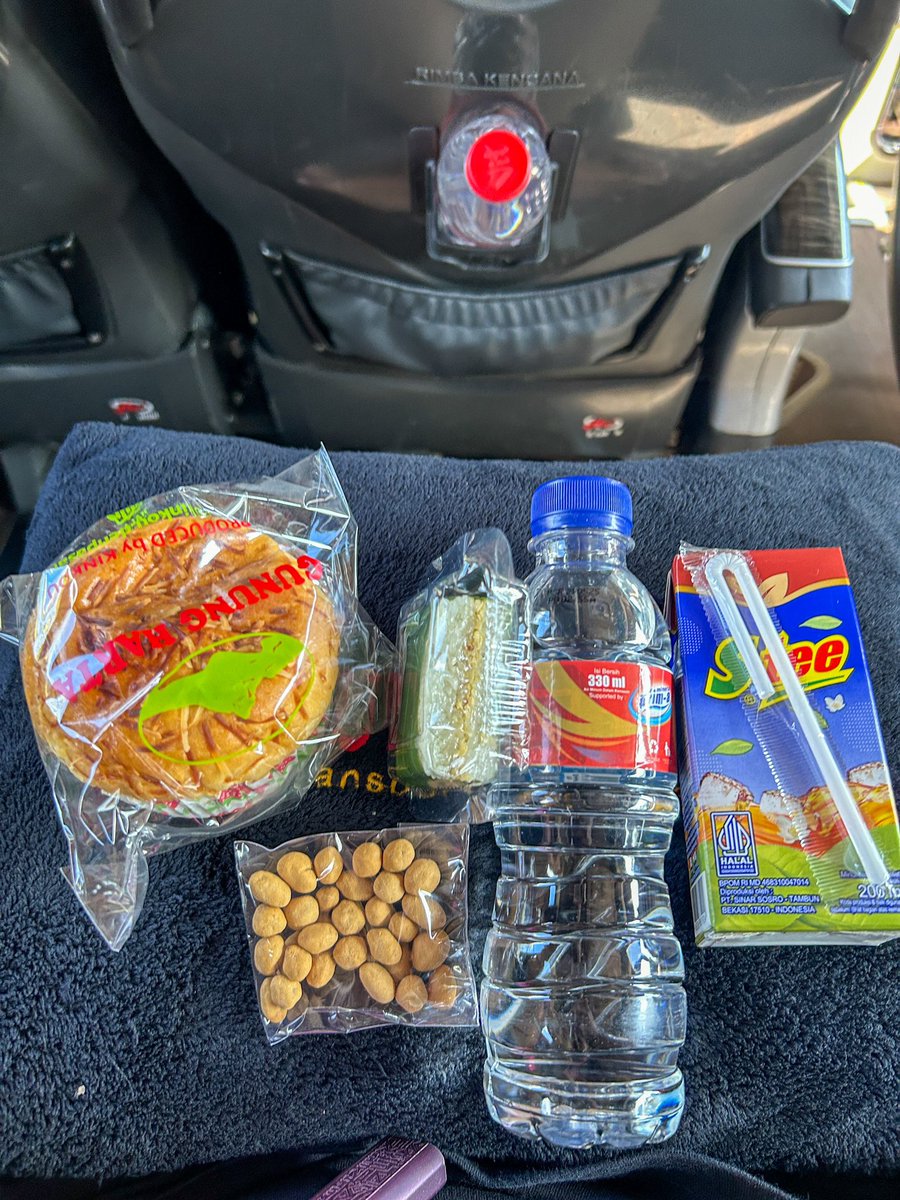 dprpbismalam's tweet photo. VOLVO ANTAR PULAU!!

Denpasar - Jakarta (Eksekutif)
Rp 620.000 (harga naik karena long weekend)

- 2x servis makan
- 1x snack + pop mie
- smooking area
- bantal 
- bedcover

Denpasar - Jakarta direct naik bis tuh seru banget jir.. Ketagihan gw 🤣🤣 https://t.co/Xbagy6Z8Ix