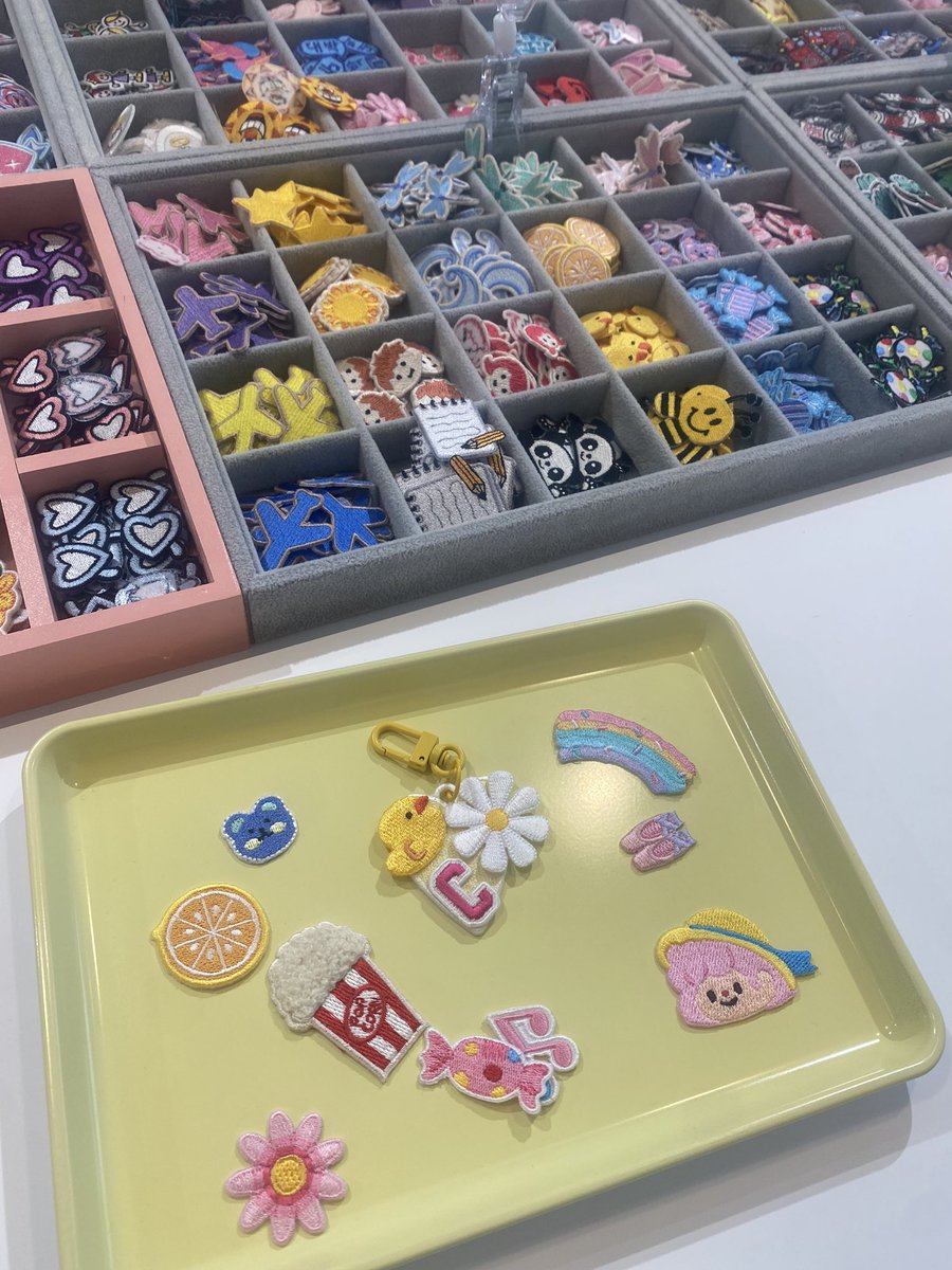 mouda_korea's tweet image. 新大久保に新しく出来た、
ワッペン&amp;amp;韓国式プリクラのお店 #Pippi🧡

ワッペンの種類も豊富だし、
何より韓国製のワッペンだから1つ1つのデザインがめちゃ可愛いの…😭✨

しかも、韓国でしか見ないエレベーターとか空の背景プリクラ機が備え付け！
ワッペン出来上がるまで時間潰せるし