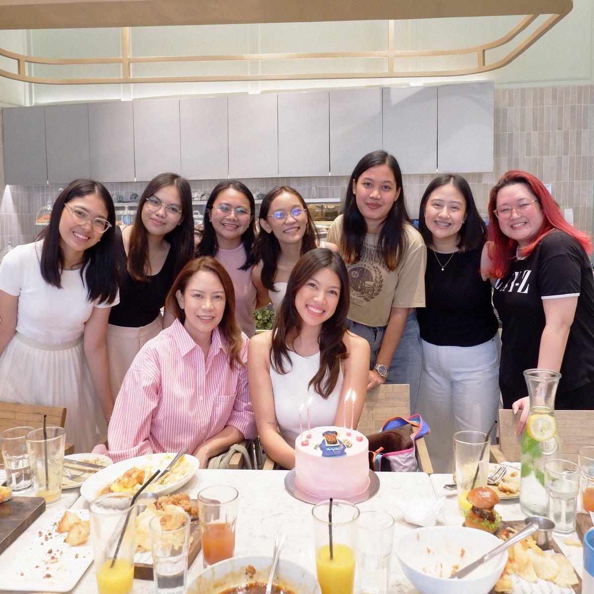 JVPUpdates's tweet photo. WHEN JVPU MEETS JANINA ✨

Last Friday was a memorable one! THANK YOU @janinavela &amp; Tita @jennpunzalan 🥹 The #VelaFam is here always! Until the next 💗

📸: @TeamHaNina https://t.co/JFzcloCj6z