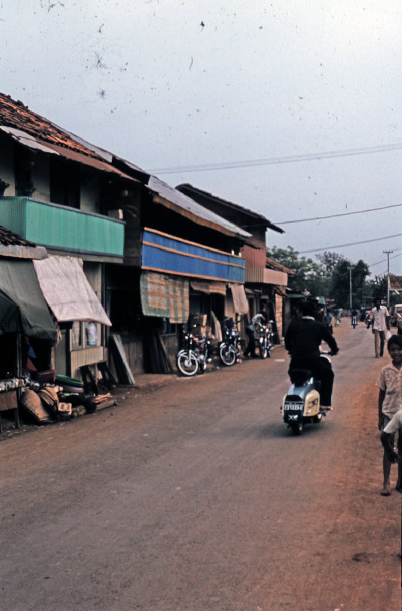 JasMerah66's tweet photo. Foto lawas pasar di Tangerang (Pasar lama?) pada 1979. https://t.co/UtVhsAxsL9