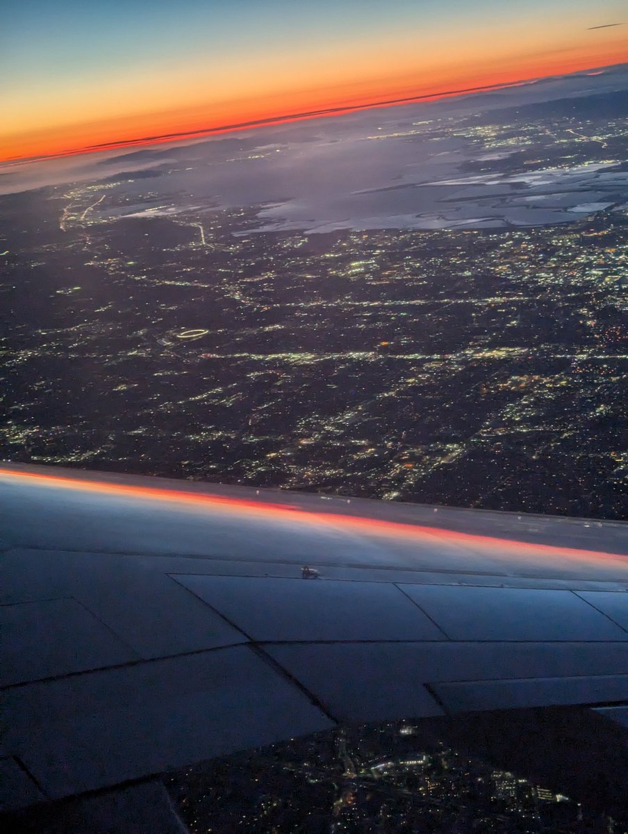 AgenticExplorer's tweet image. ✈️On my way for @CVPR. (Can you spot the @Apple Infinite Loop? 😄)