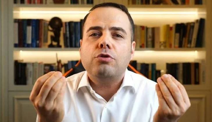 politicturk's tweet photo. AKPli Sevda Türküsever: “Fiyatlardan şikayet var ama Bodrum'a giren araç sayısı 175 bine yükseldi. Otellerdeki yoğunluk ise yüzde 95'e yaklaştı.”

Ekonomist Özgür Demirtaş: “Türkiye'nin %83'ü Yerinden Kıpırdayamıyor.

O gördükleriniz son 20 yılda daha da zengin olan %17'lik kesim.

Bunu BİN KEZ anlattım.

Artık: "Ekonomi Aslında Kötü Değil, İktidar Başarılı" Alt temalı Trol anlattımlarından vazgeçin...”