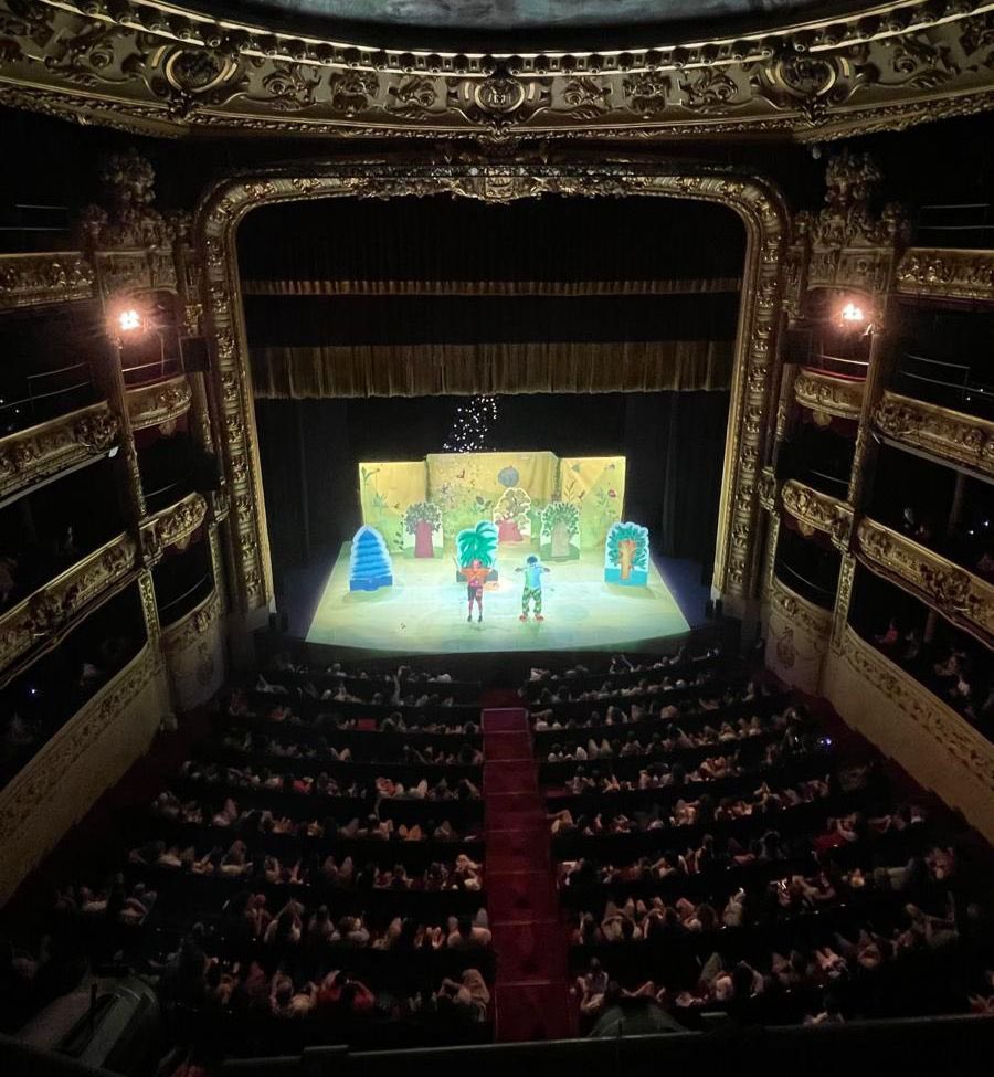 KatxiporretaEus's tweet image. Donostiako Victoria Eugenian Alboan Fundazioko hamarnaka lagun gaztetxorekin batera eskaini ditugu “Ez gara jaitsiko!” saioko hiru emanaldi asteburuan… kantu, dantza eta algara. Koloretako hamaika amets eta bi mila muxu banatuta poz pozik etxeratu gara.