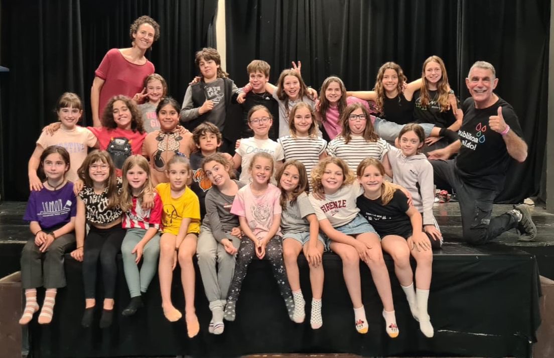 KatxiporretaEus's tweet image. Donostiako Victoria Eugenian Alboan Fundazioko hamarnaka lagun gaztetxorekin batera eskaini ditugu “Ez gara jaitsiko!” saioko hiru emanaldi asteburuan… kantu, dantza eta algara. Koloretako hamaika amets eta bi mila muxu banatuta poz pozik etxeratu gara.