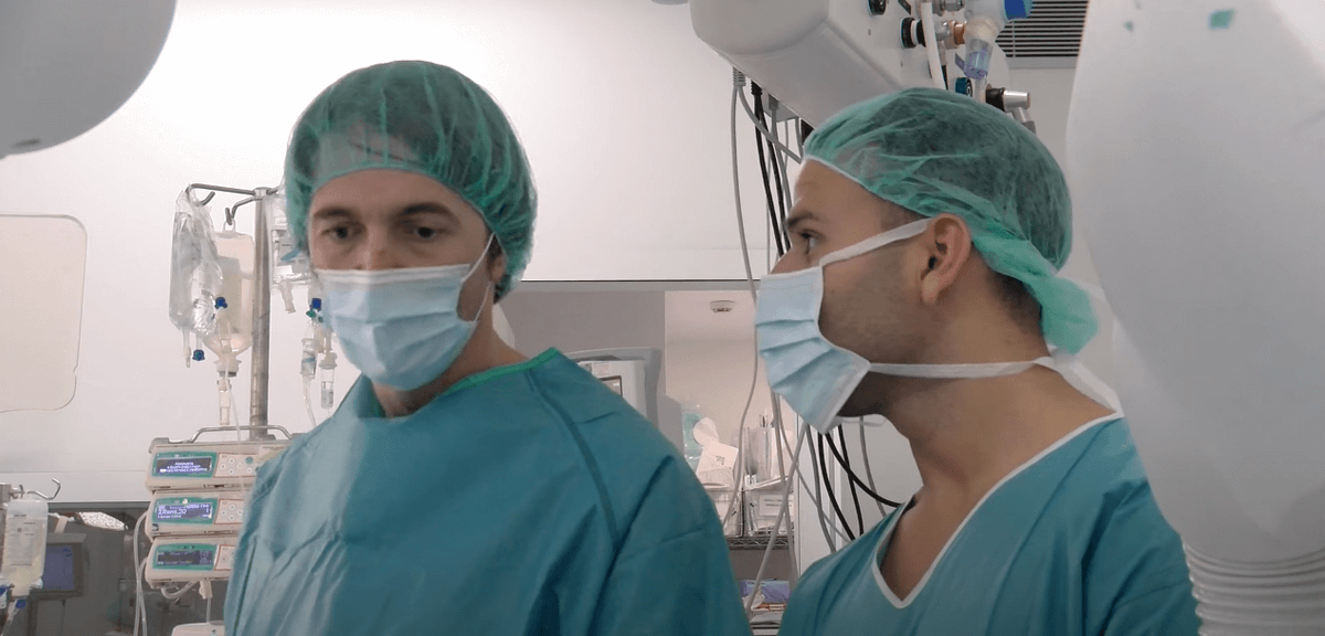 Clinica_Teknon's tweet photo. Centro Médico Teknon participa en la campaña #MésqueunTítol del @COMBarcelona para destacar la importancia de la colegiación y combatir el intrusismo

@DaniTresandi de @AnestaliaCMT ha sido uno de los protagonistas de esta campaña, junto con Emma Magraner de #CAPComteBorrell y Lucía Picazo de @hospitaldelmar

➡️ https://t.co/c0HxYDs7HI