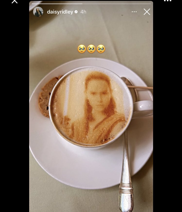 oliviamunne's tweet photo. You can tell Daisy Ridley doesn’t stan TFA Rey, TLJ Rey or Tros Rey, she stans Daisy Ridley Rey which fortunately featured in all 3 movies. Queen behavior. #daisyridley #starwars https://t.co/LcKeG5FpzU