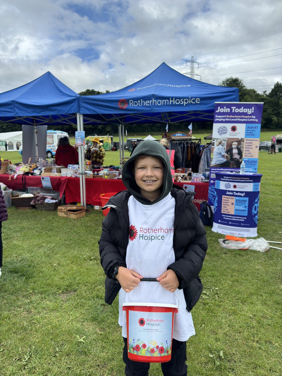 Gracie_Butlerr's tweet photo. Roux loved volunteering for @RotherHosp at the weekend and braved the rain @HillcrestAnston 🤍 https://t.co/XeSqAoU1Zj