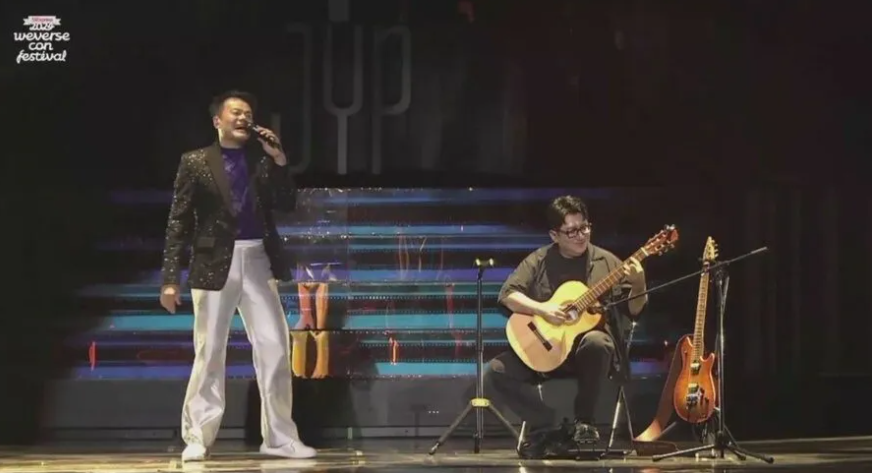 AllenCalliope_'s tweet photo. Netizen Going Viral After Booing HYBE’s Bang Si Hyuk During His Performance At Weverse Con

A netizen is gaining attention after booing a performance at the recent Weverse Con event, specifically during a surprise collaboration between J.Y. Park and HYBE’s founder Bang Si Hyuk. The act of booing shocked many as it was directed at two influential figures in the K-pop industry. The incident quickly went viral on social media, with netizens sharing their reactions to the unexpected moment. Bang Si Hyuk's recent controversies, including a feud with ADOR, may have contributed to the negative response from some fans. While the extent of the booing is unknown, the netizen’s action definitely sparked a conversation online. The incident highlights the complexities of fan interactions with industry leaders and the power of social media in magnifying such incidents.