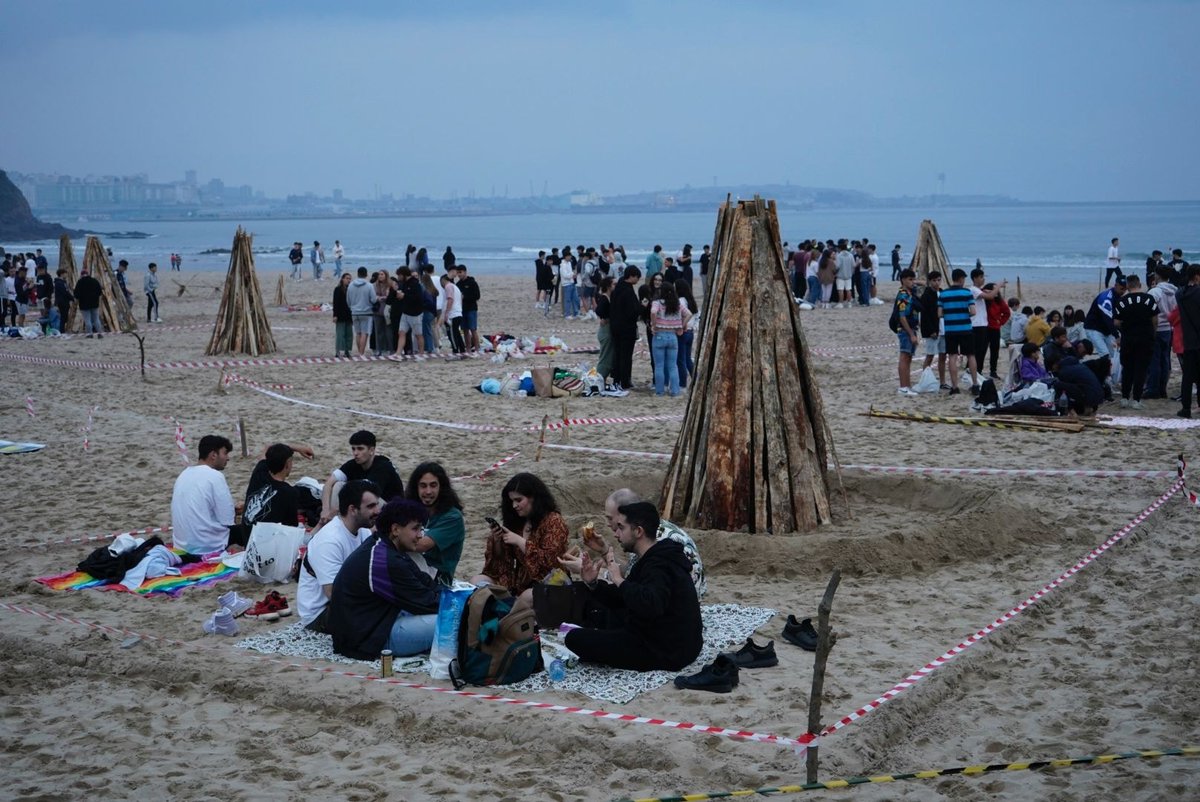 ConcelloOleiros's tweet photo. 🔥 SAN XOÁN ♻️ O Concello solicita a colaboración cidadá para ter desaloxadas as praias ás 4 da madrugada, co fin de poder realizar as correspondentes tarefas de limpeza. Os equipos precisan atopar os areais baleiros para poder traballar con axilidade e seguridade. https://t.co/8HJjNgGQaC