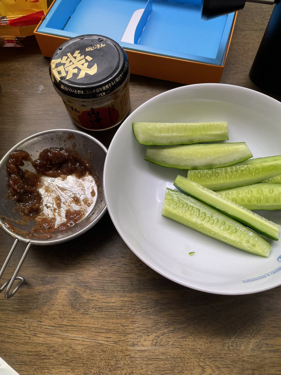 お客さんが持って来た朝採りのきゅうりを冷やしてスタッフと鳥さんオススメの磯じまんで貪る