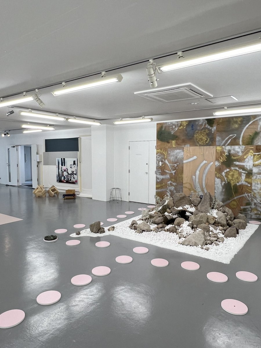 AGmiyauchi's tweet photo. Installation view of the third floor .Artworks by Anthony Chin ('The incomplete Momotaro: Sacred Sailor (IV)’, 2024), Guanyu Xu ('LP-08292016-04112021 Series: Resident Aliens’, 2021)  and  Ryo Uchida ('court’, 2024) https://t.co/fNlnHVtasU