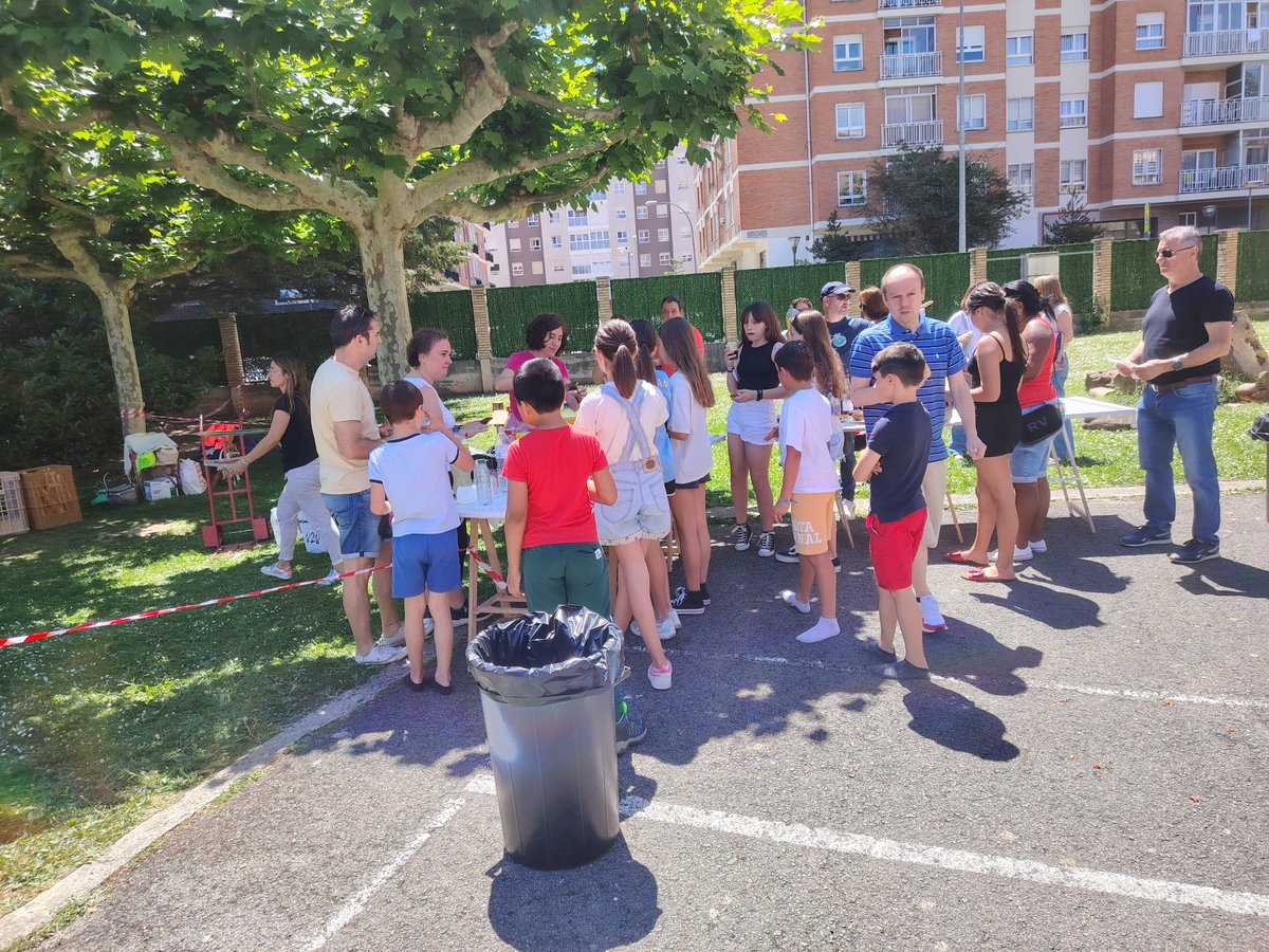 StaLuisaM's tweet photo. Estupendo #DíadelasFamilias con hinchables🛝, almuerzo🫕 y muy buen ambiente.🎉
Gracias a la #APYMA .
#TESELA
#EducaciónVicenciana
#ColegiosHHCC
#LaSencillezNaceDelCorazón https://t.co/vTsXl0LZg3