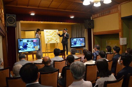 現地大盤解説会

現地大盤解説会の様子です。

（大盤解説会の様子）

（副立会人の梶浦宏孝七段）

（聞き手の山口恵梨子女流三段）
￼
（多くのファンが解説を見守る）

kifulog.shogi.or.jp/kisei/2024/06/…