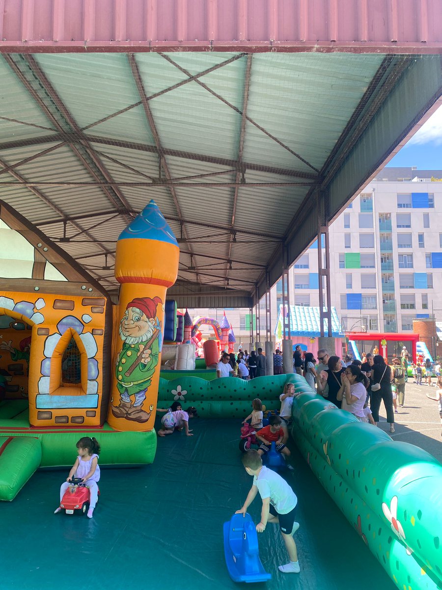 StaLuisaM's tweet photo. Estupendo #DíadelasFamilias con hinchables🛝, almuerzo🫕 y muy buen ambiente.🎉
Gracias a la #APYMA .
#TESELA
#EducaciónVicenciana
#ColegiosHHCC
#LaSencillezNaceDelCorazón https://t.co/vTsXl0LZg3