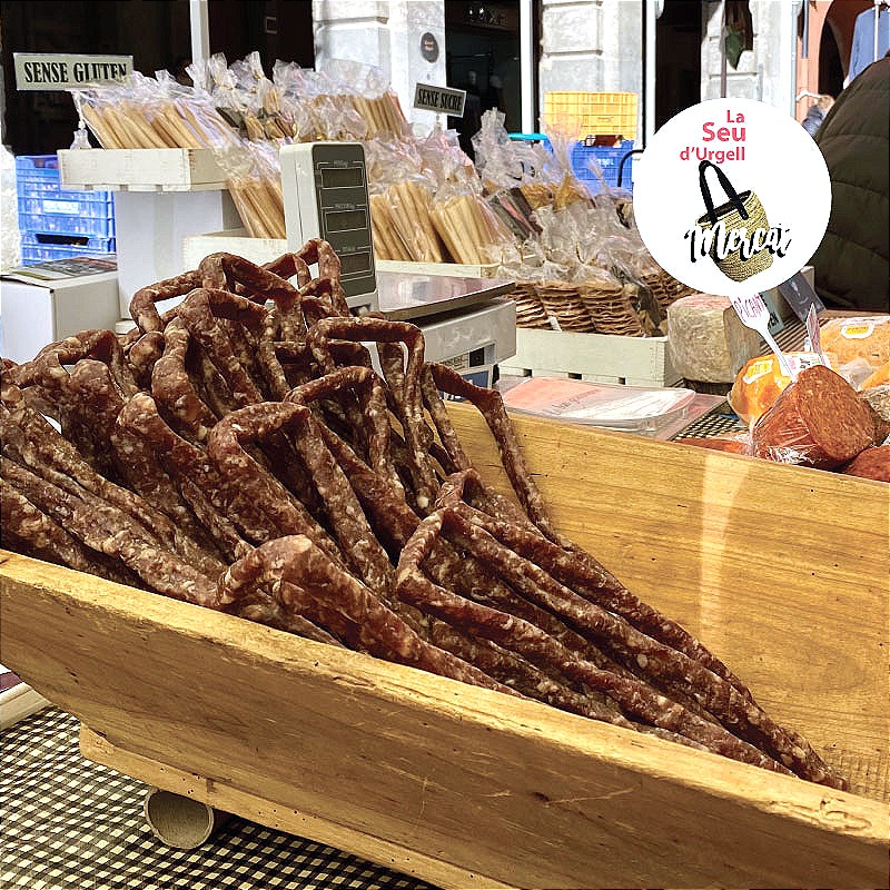 Si busques productes carnis i embotits elaborats de manera artesanal i de proximitat, amb el sabor tradicional de sempre, els trobaràs també al mercat de la Seu 🔝