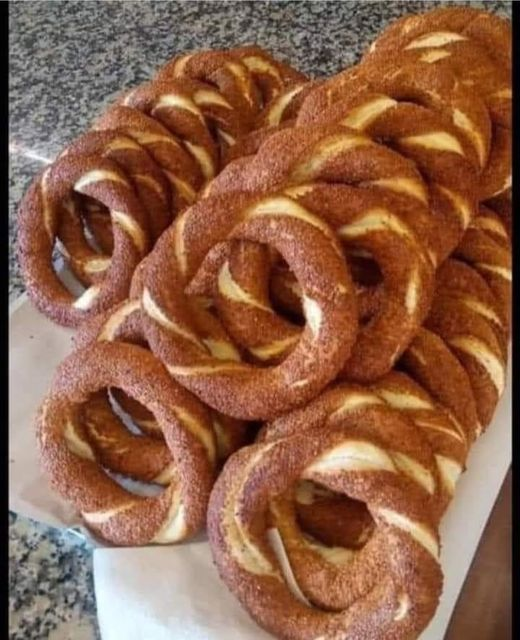 Simit almak için sıraya girdim. Sıra çok kalabalıktı. 20 dakika kadar sırada kaldım. Hemen önümde bir kız çocuğu ve babası var. Babası gömlek düğmelerini boğazına kadar düğümlemiş. Tertemiz giyinmiş ancak kıyafetleri eski. Ayakkabıları kösele, eski ve yazlık. Anladımki güngörmüş