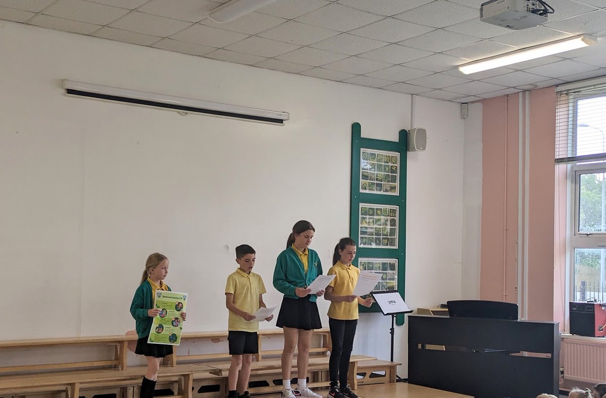 MissSmithPYP's tweet photo. Dyma aelodau'r Cyngor Hawliau Plant yn cyflwyno Siarter Iard Ysgol Pen Y Pîl. ⚽🏃‍♀️⛹️#hawliauplant
Here are members of the Children’s Rights Council introducing our new Playground Charter! 🏃🤾‍♀️🚶‍♂️
@childcomwales
#childrensrights https://t.co/dM5LqQhbmp