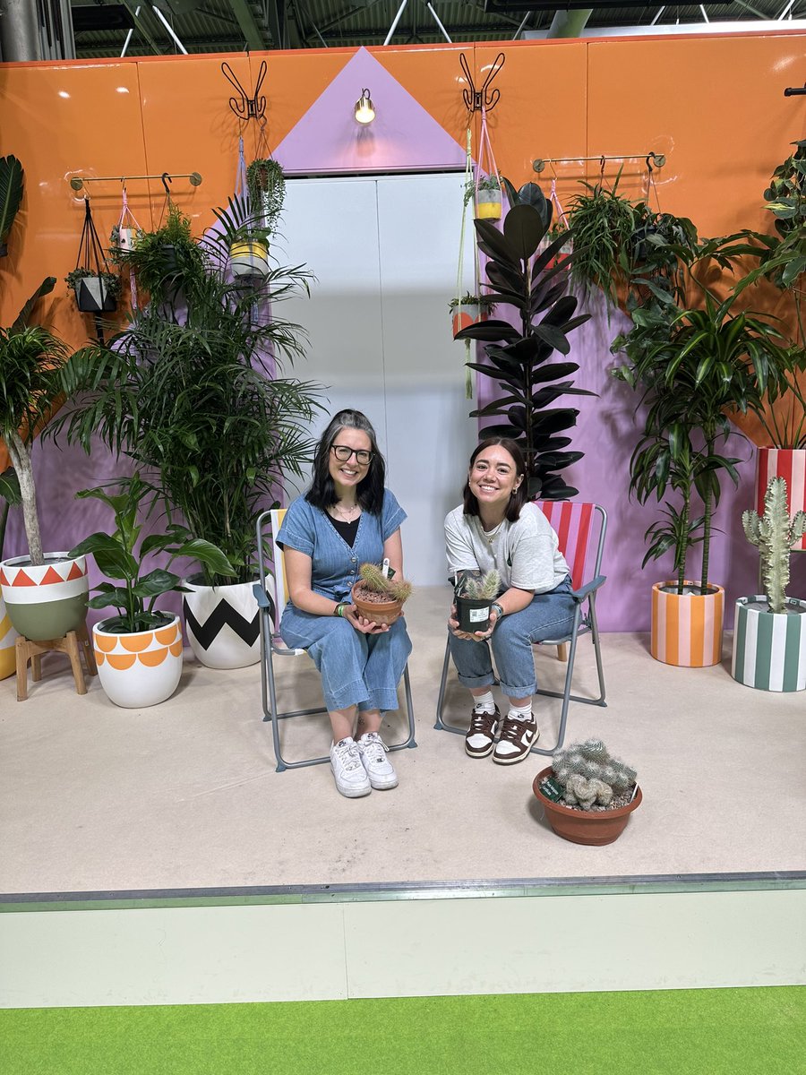 EllenMaryGarden's tweet photo. Day 4 the last day of @BBCGWLive 2024. What a privilege to host the houseplant stage throughout the show and get to chat and work with some really lovely plant lovers 💚🙏🏻
Thanks to all of the houseplant exhibitors, retailers, speakers, friends.
#bbcgwl #bbcgwlive #houseplants https://t.co/oKPOj1GO4A