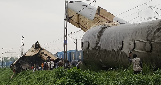 railhunt's tweet photo. #West_Bengal_Train_Accident  वंदे भारत दौड़ने की चाह में @RailMinIndia ने आम ट्रेनों के रखरखाव व यात्रियों की सुरक्षा काे दरकिनार कर दिया है. कंचनजंगा एक्सप्रेस की दुर्घटना से रेलवे की पूरी व्यवस्था सवालों के घेरे में है. https://t.co/TBAEBCwAMv