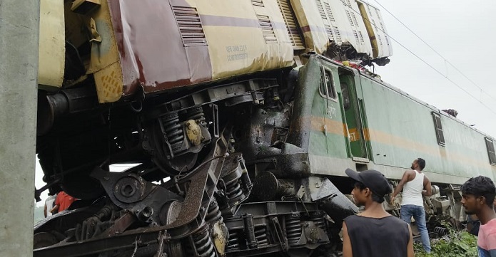 railhunt's tweet photo. #West_Bengal_Train_Accident  वंदे भारत दौड़ने की चाह में @RailMinIndia ने आम ट्रेनों के रखरखाव व यात्रियों की सुरक्षा काे दरकिनार कर दिया है. कंचनजंगा एक्सप्रेस की दुर्घटना से रेलवे की पूरी व्यवस्था सवालों के घेरे में है. https://t.co/TBAEBCwAMv