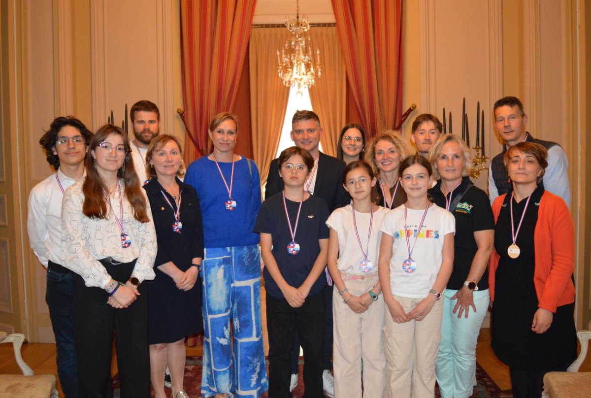 AmbassFranceBel's tweet photo. Nous avons mis en œuvre un programme de billetterie pour @Paris2024 🥳
Inclusion, jeunesse et solidarité ont guidé nos choix pour permettre à de jeunes 🇧🇪 de se rendre en 🇫🇷 !
"Ouvrons grand les jeux"...tous ensemble 🤩
👉https://t.co/Z4Ivk70nfE https://t.co/dWHfO34nYc