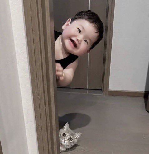 Bakutan_bot1's tweet photo. ひょっこり顔を出したら
同じポーズになってしまった猫と子供 https://t.co/FkZ1qEYGXG
