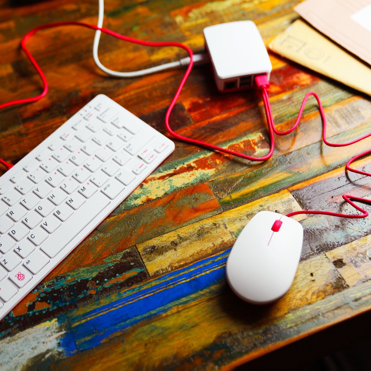 TsuiAllen's tweet photo. This @pimoroni is so gorgeous. Even though I've already got a @RaspberryPi_org #Pi400 I want one of these desktop kits... https://t.co/uXcshHiKuq