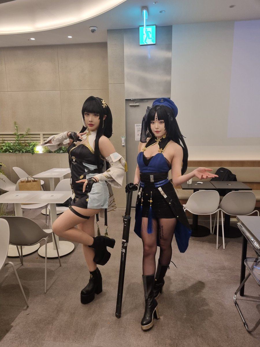 맘스터치도 그렇고 달콤커피도 그렇고 오늘부터 콜라보 매장에서 시작하는 날이라 사람들이 엄청 많고 시끌벅적했다 14시 예약이라 처음 와서 그런지 알바생한테도 물어보고 거기 매니저 분께도 물어봐서 다행히도 코스어 분들하고 사진 찍을 수 있었다 명조 게임 항상 흥하고 같이 찍어준 코스어 분들도 하시는 일 잘 되시고 행복하시길 바랍니다 잊지 못할 추억 만들어 주셔서 정말 감사합니다 이 찍은 사진 소중하게 간직하겠습니다 ㅜㅜ
@WW_KR_Official 
#명조 
#명조워더링웨이브 
#명조x맘스터치 
#명조x맘스터치콜라보
#맘스터치
@_momstouch
@siru_0207 
@Yasal_170