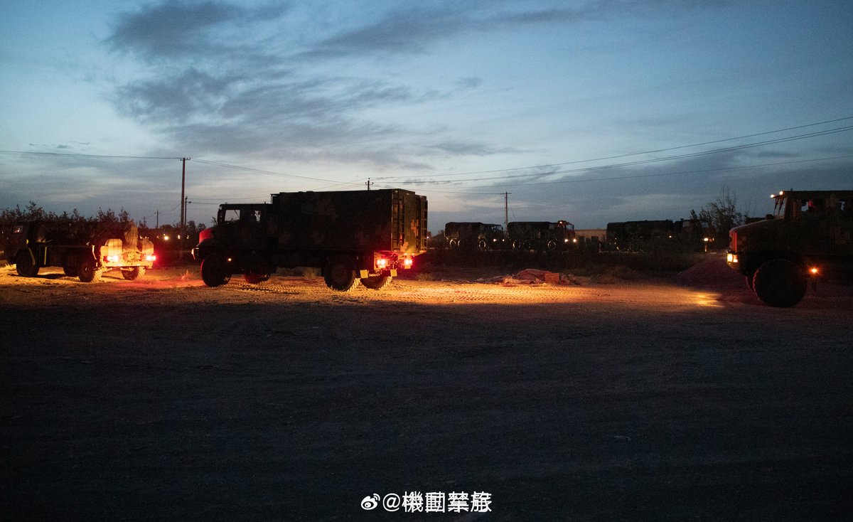 jesusfroman's tweet photo. What seems to be 2xFull wheeled Batteries of a🇨🇳PLAGF 75th Group Army, Southern TC (probably 32nd or 37th) Mountain CABrigade equipped with 2x5 122mm 20-tube 4x4 MV3 MLRS, plus 2xMV3 cranes, 2xDongfeng Mengshi reccon vehicles, 4x log. trucks &amp; 1xC&amp;C vehicle
(📷via wb/機動禁旅) https://t.co/MeTu5WGYGe