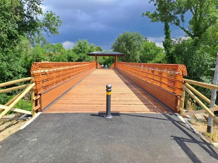 comunebologna's tweet photo. 🚲🚶♂️ Aperto al transito il nuovo ponte ciclo pedonale nel #ParcodeiCedri che collega #Bologna a #SanLazzaro.
📍 Il ponte è stato completamente demolito e ricostruito. L'importo dei lavori è di circa 600 mila euro.
📍 Nelle prossime settimane si terrà l’inaugurazione ufficiale. https://t.co/ilGIrU70SS