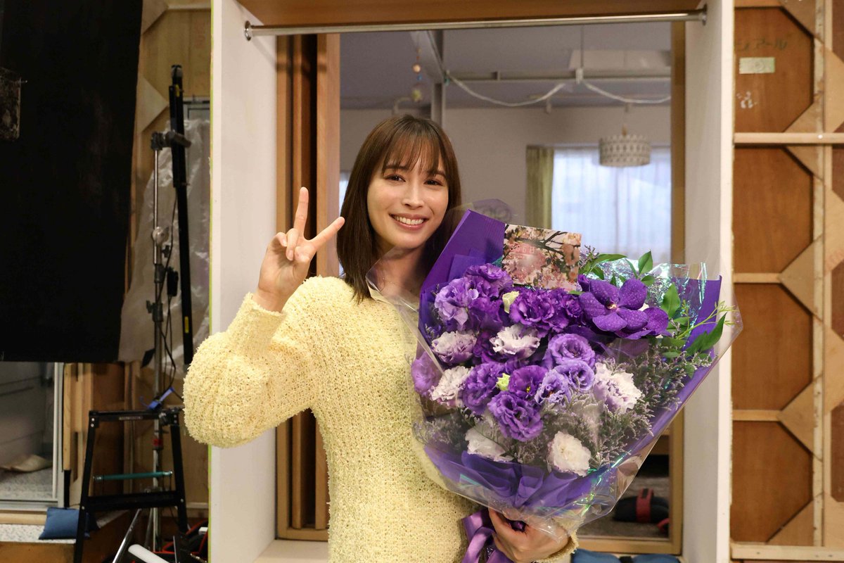 oricon's tweet image. 📺ドラマ『366日』最終回
クランクアップの模様💐

広瀬アリス、元気に感謝✨️
「青春を味わうことができました」
oricon.co.jp/news/2331889/f…

眞栄田郷敦、撮了に同級生サプライズ集合❗️
「皆さんと出会えて本当によかった」
最後の一言にスタッフから笑いも
oricon.co.jp/news/2331891/f…

#ドラマ366日