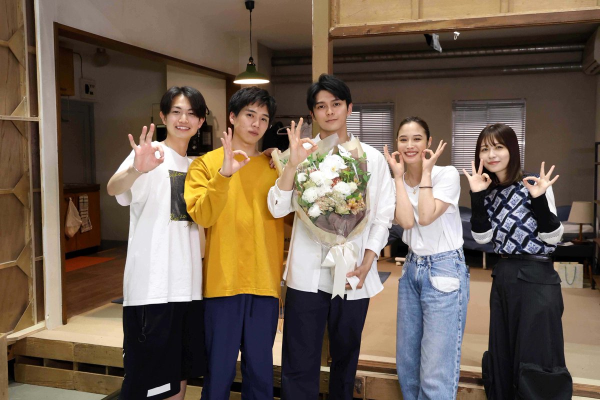 oricon's tweet image. 📺ドラマ『366日』最終回
クランクアップの模様💐

広瀬アリス、元気に感謝✨️
「青春を味わうことができました」
oricon.co.jp/news/2331889/f…

眞栄田郷敦、撮了に同級生サプライズ集合❗️
「皆さんと出会えて本当によかった」
最後の一言にスタッフから笑いも
oricon.co.jp/news/2331891/f…

#ドラマ366日