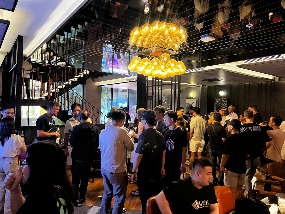 ChainlinkCN's tweet photo. 🙌月初，Chainlink Labs在越南组织“BUILD and SCALE with Chainlink"Meet-up活动，一起度过美好时光，感谢@zksync、@HoldstationW、@Micro3io、@thirdfiorg、@DBOE_Official和@mindnetwork_xyz以及所有参与活动的伙伴们！😎🤩

快来看看活动精彩瞬间吧！📸 https://t.co/8vGxdjUfcI