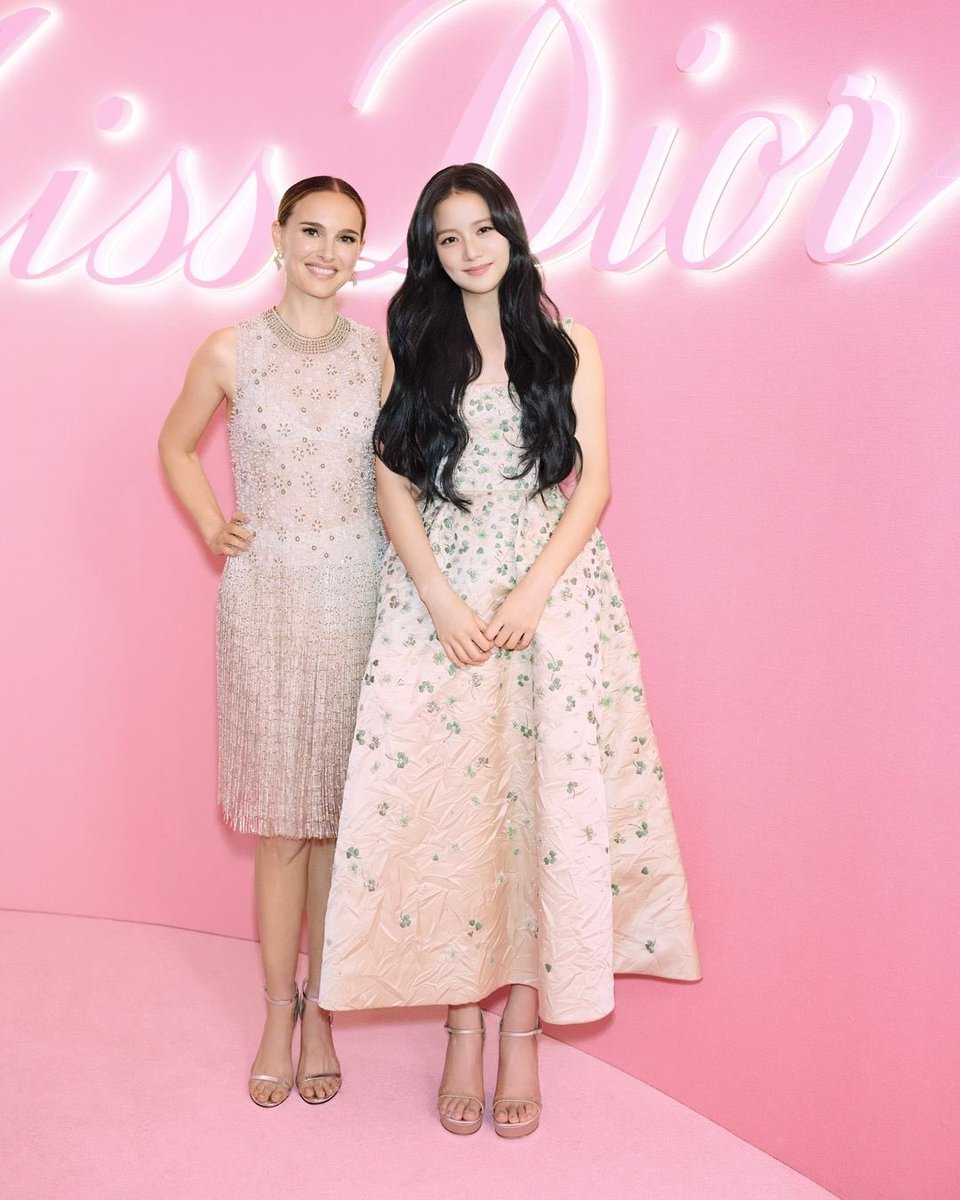 NEWSJISOO's tweet photo. Vogue Taiwan updated on instagram with #JISOO at the Miss Dior exhibition in Japan. https://t.co/9sM7drECNY