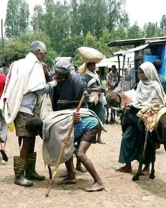 AbrarSuleiman's tweet image. አዎ የድሮ ኢትዮጵያ ናፋቂ ነኝ!

አዛውንትም መምህርም ይከበር ነበር
የኢትዮጵያ ሰንደቅ አላማ ሲሰቀል ሁሉም በክብር ይቆም ነበር
በህግ አምላክ ወይ #ኢትዮጵያ ትቅደም ያስከብር ነበር
ወደ ሁሉም የኢትዮጵያ ክፍለ ሀገራት ሳትታገት ትንቀሳቀስ ነበር!