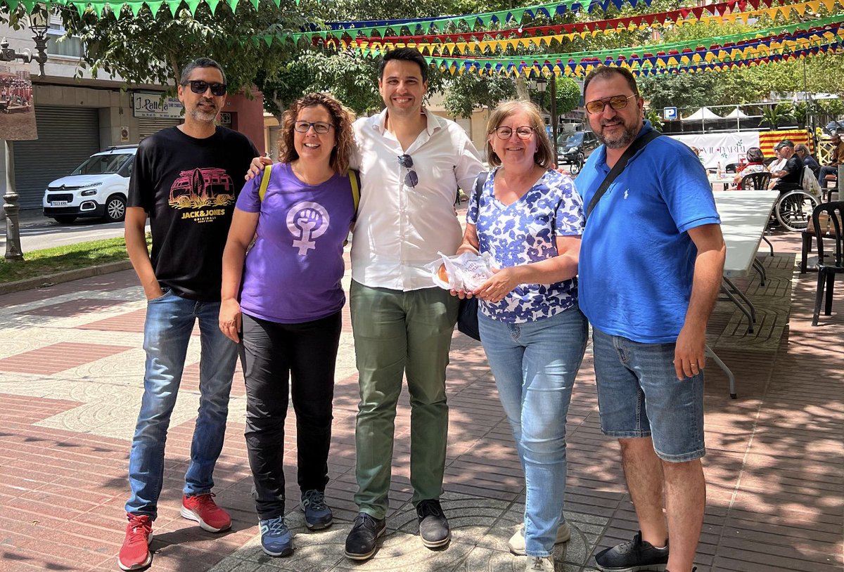 ERCCambrils's tweet photo. 🎉 Cap de setmana de festes al Barri de l'Estació a la inauguració del mural entre moltes altres activitats, i també al Barri de l'Eixample Vila.

Cultura i tradició per a tothom! Moltíssimes felicitats a les organitzacions! Que continuï l'estiu! 😄

#EsquerraCambrils #Cambrils https://t.co/sG1ScBC0YX