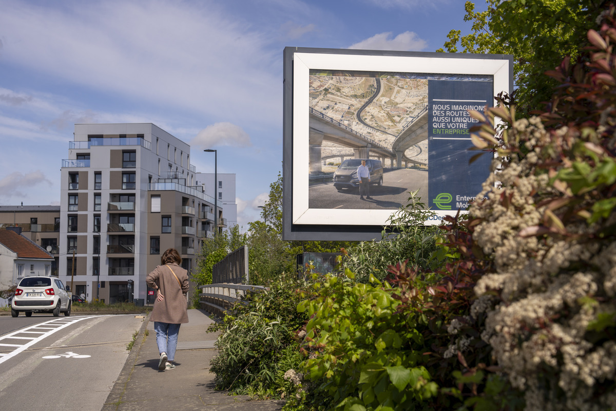 Moins de place pour la #Pub ✅ Installés le long des routes, les grands panneaux publicitaires seront progressivement retirés tout au long de l'été à #Rennes. Un véritable plus pour préserver les paysages et réduire la pollution visuelle ! Plus d'infos : swll.to/TZeQ3a8