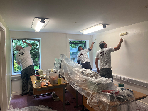 GFTomlinson's tweet photo. We recently returned to @treetopshospice to take part in their corporate #volunteering day by carrying out redecoration works, as part of our ongoing commitment to the charity.
Well done Team π
@Scape_Group #TeamSCAPE #TreetopsHospice #SocialValue #Charity https://t.co/dzNMjdUHcb