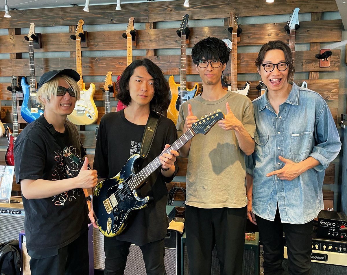 Xotique's tweet photo. KARASさん、方Qさん、Alexandrosの白井さんがご来店！
KARASさんにはお気に入りの一本を選んでいただきました。
いつもありがとうございます🙏

昨日の方Qさんが所属するバンド、Cosmos Peopleのライブも最高でした！🙌 https://t.co/9is9AP7ZZz