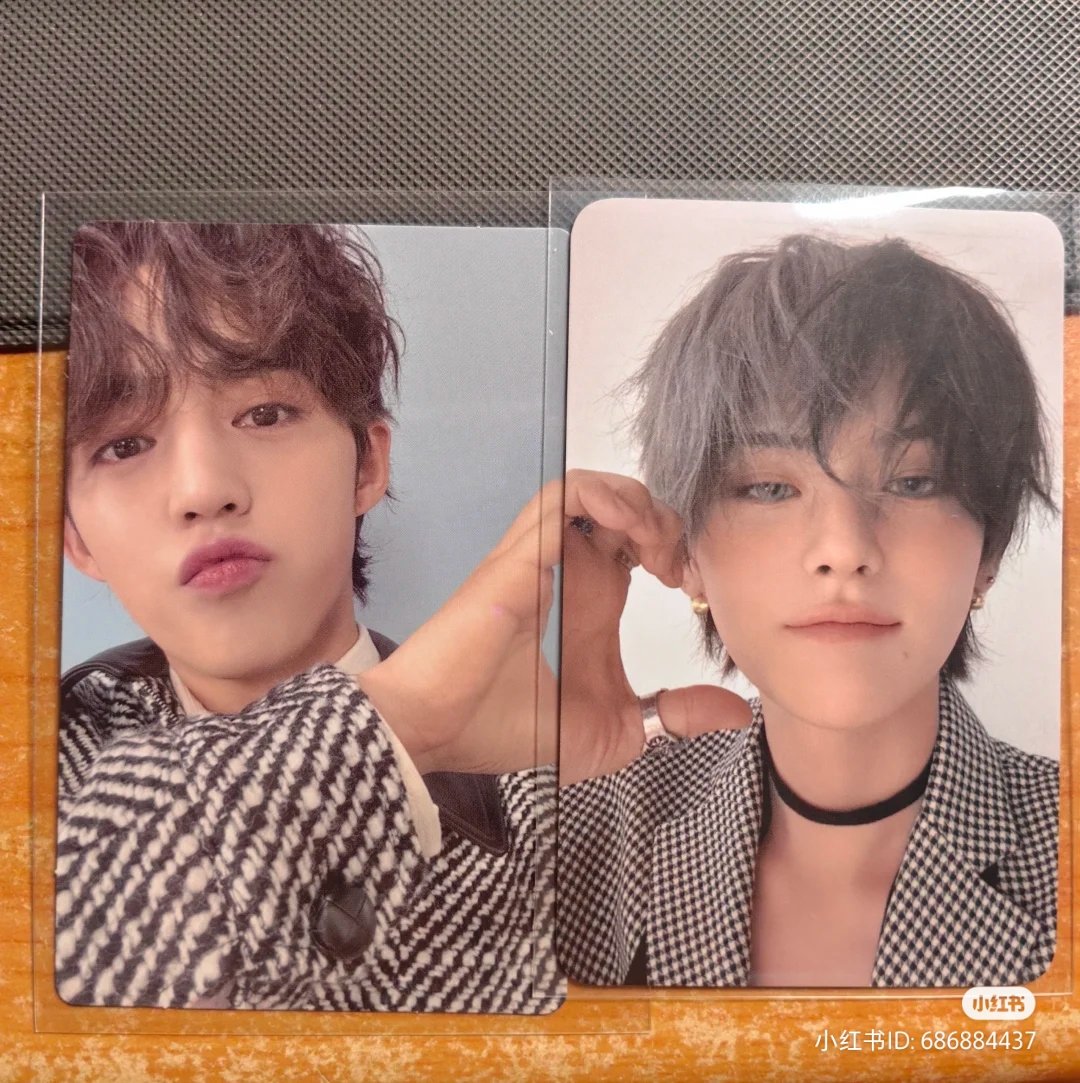 why do these two photocards fit together perfectly?😅